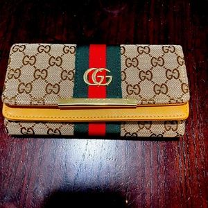 Very stylish trendy wallet. Never been used.